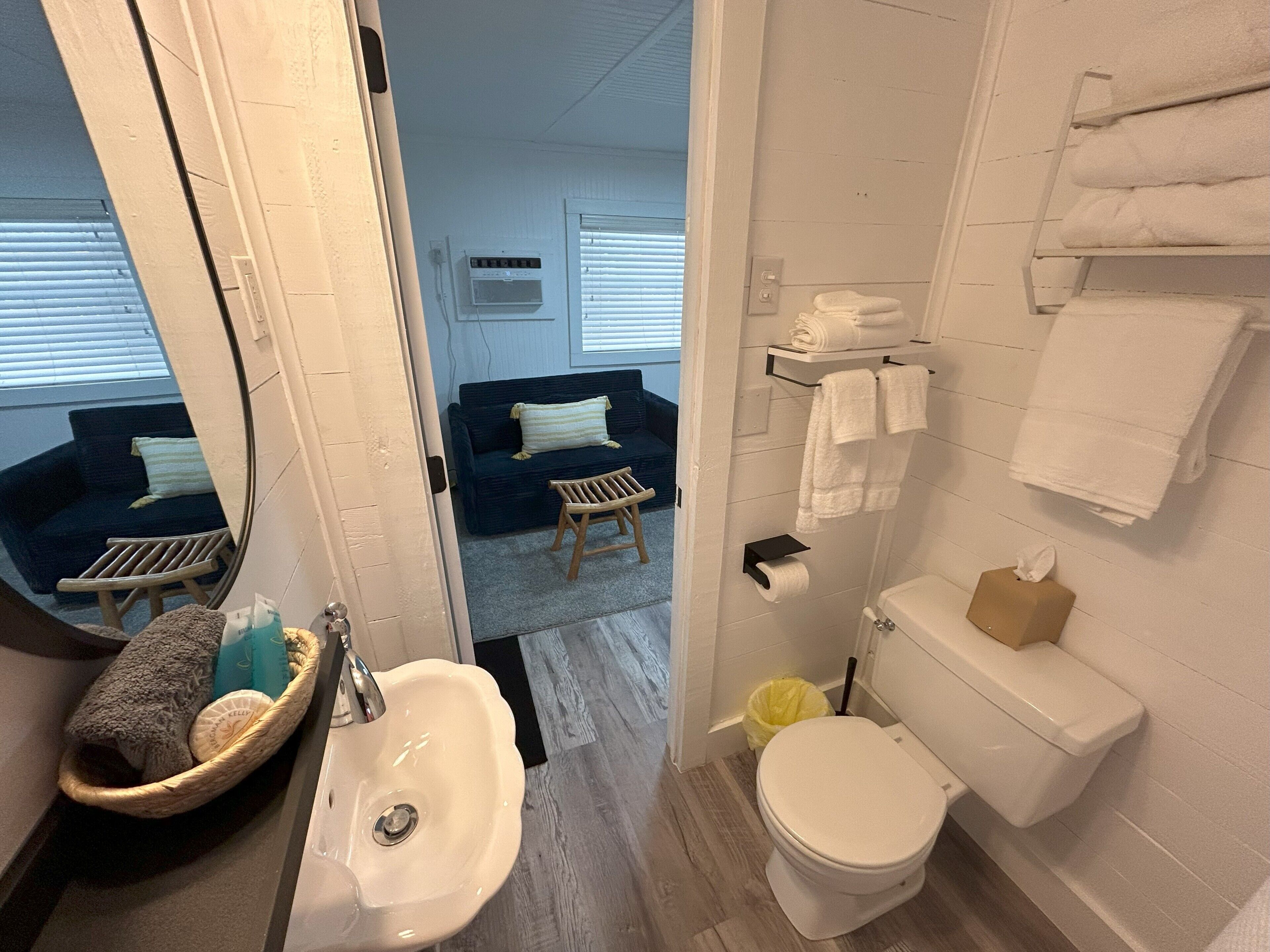 Ferienhütte, 1 King-Bett und Schlafsofa, Haustiere nicht gestattet, Buchtblick | Badezimmer | Dusche, Handtücher