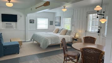 Cabin, 1 King Bed with Sofa bed, Kitchenette, Bay View | Free WiFi
