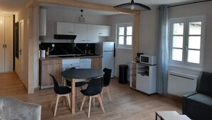 Een knus woongedeelte met keuken, eethoek en zithoek.