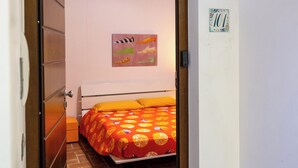 A room with a bed, a door, and a wall with a number sign. - Lilum B&B Villa Patrizia - Mamo Florence (Itri)