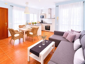Eine moderne Wohnung mit Essbereich, Küche und Wohnzimmer.