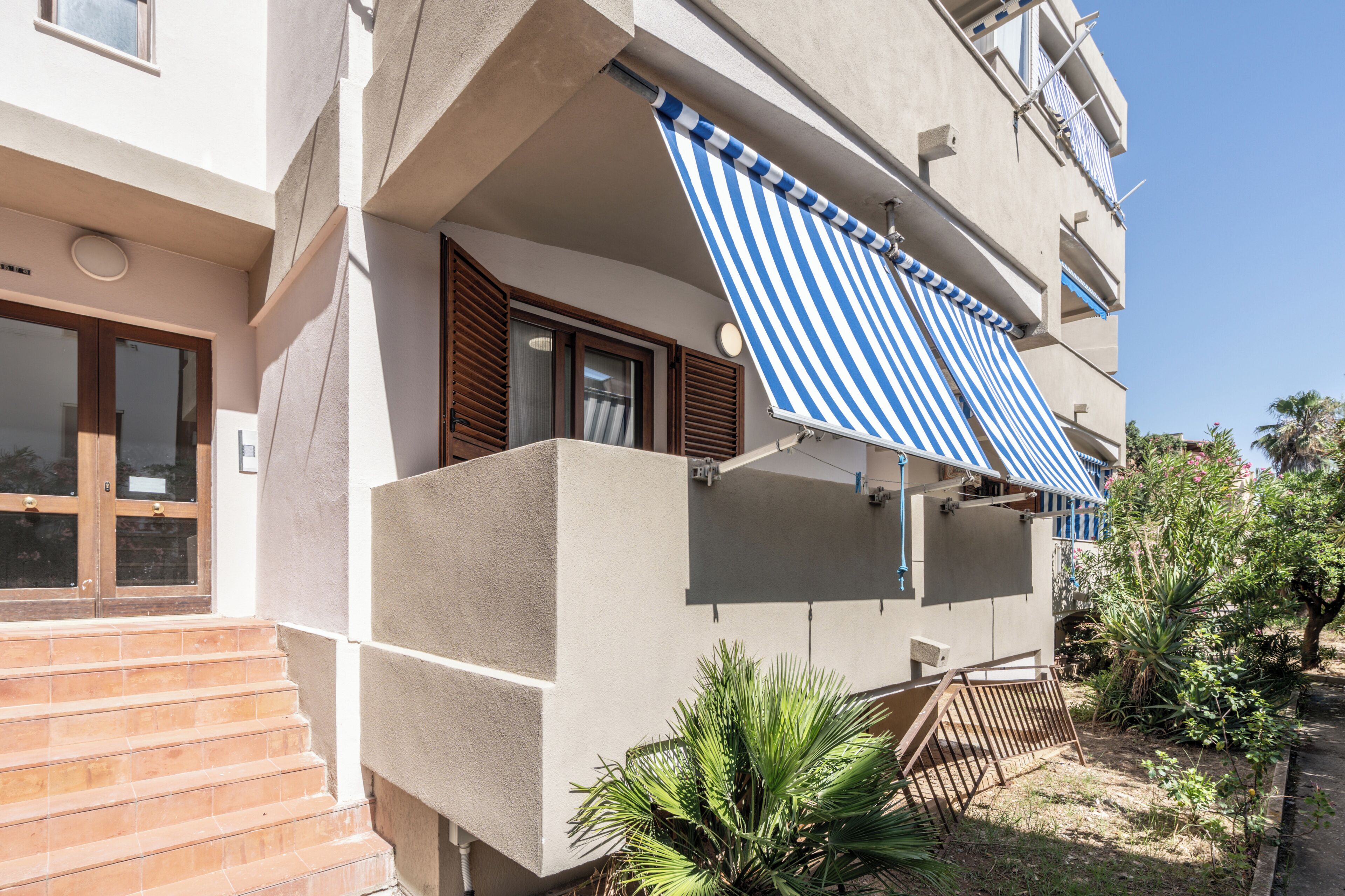 Apartamento, sacada, vista para o jardim | Detalhe da fachada