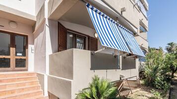 Apartamento, sacada, vista para o jardim | Detalhe da fachada