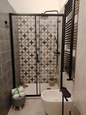 Shower, free toiletries, hair dryer, towels - Stella del Rio (Sicilia)