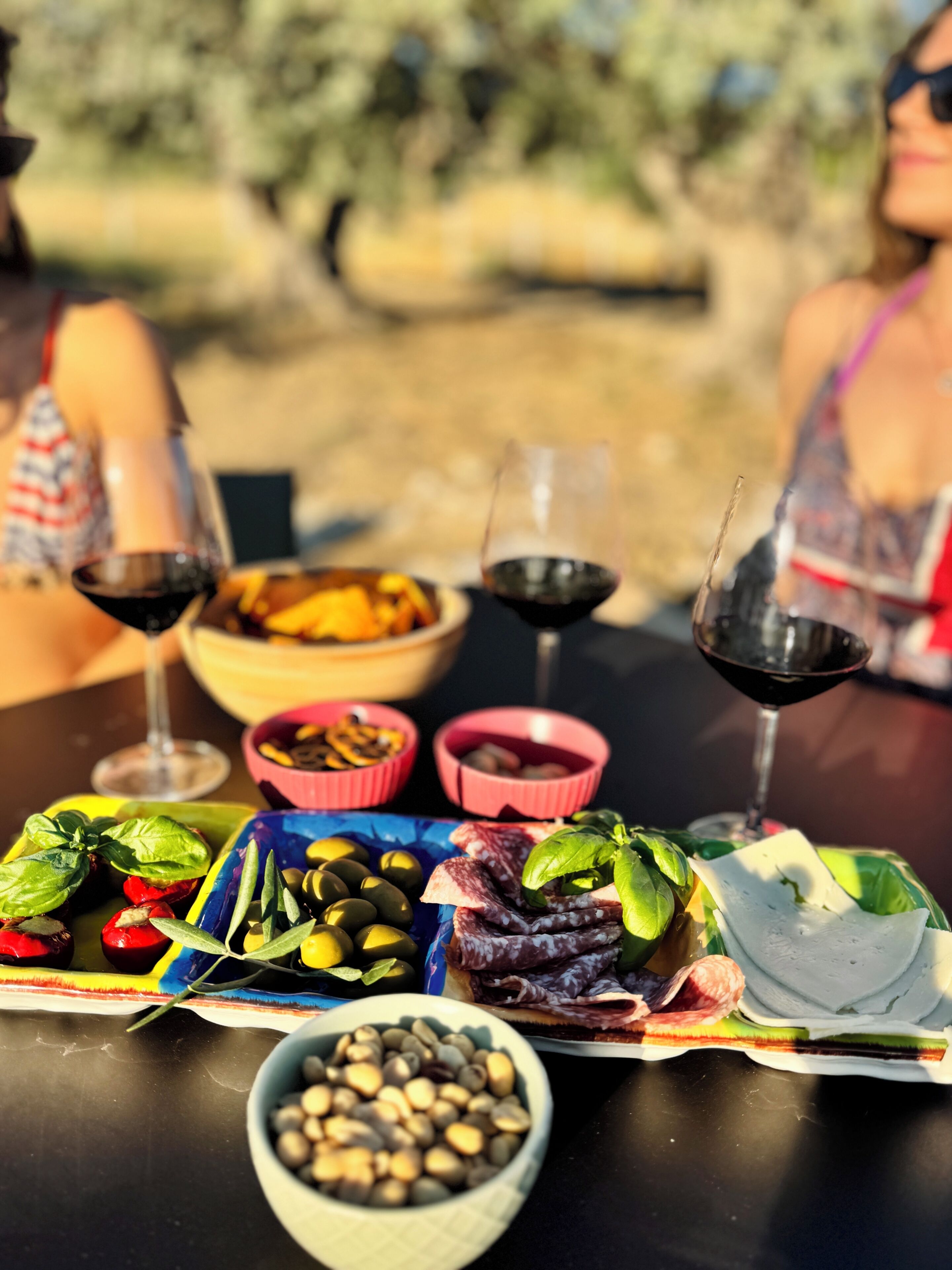 Una mesa con diferentes alimentos y copas de vino.