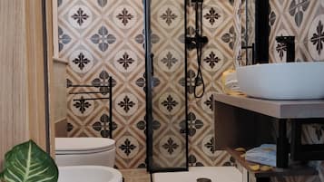 Douche, articles de toilette gratuits, sĂšche-cheveux