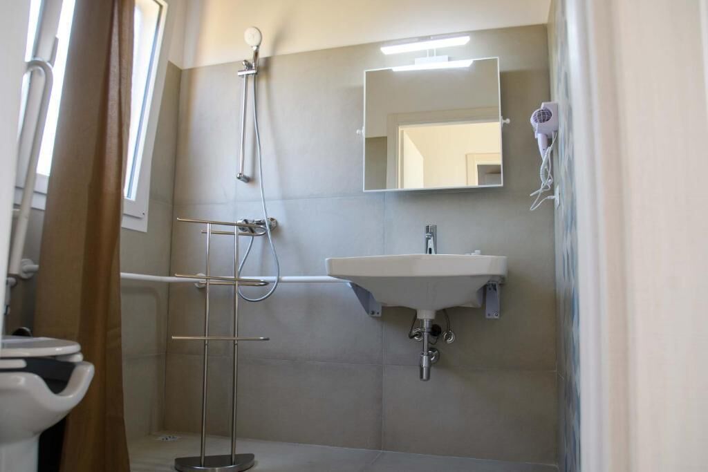 Une salle de bain avec une douche, un lavabo et des toilettes.
