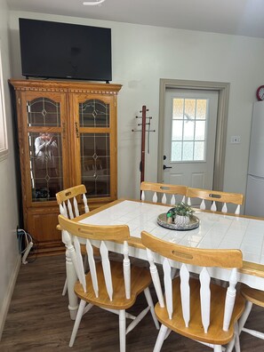 Dining - Enjoy cozy living space, has everything you need for a comfortable stay. (Crawford Bay)
