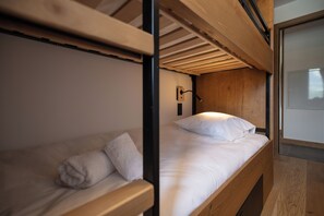 A bunk bed with a wooden frame and white bedding. - TERRESENS - Les Balcons de Juliette (Notre-Dame-de-Bellecombe)