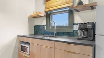 Fridge, microwave, stovetop, cookware/dishes/utensils