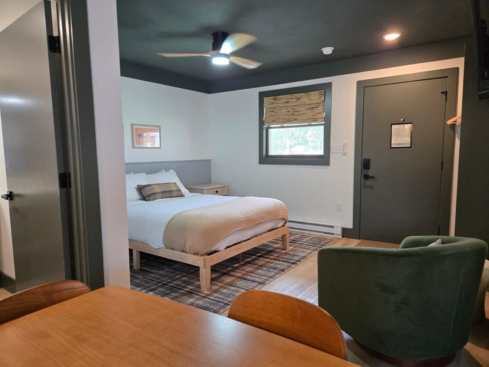 Suite, 1 grand lit | Espace de travail pour ordinateurs portables, accès au Wi-Fi (inclus)