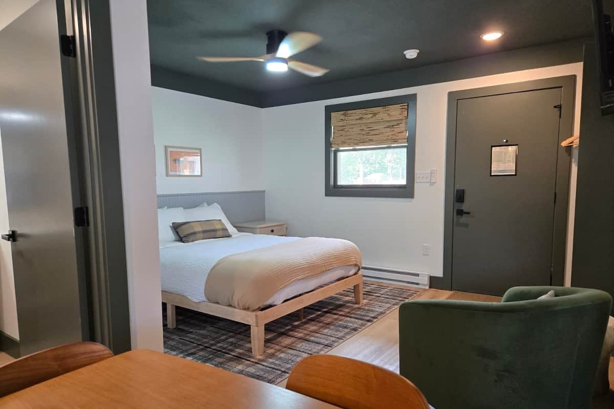 Suite, 1 Queen Bed | Laptop workspace, WiFi (free)