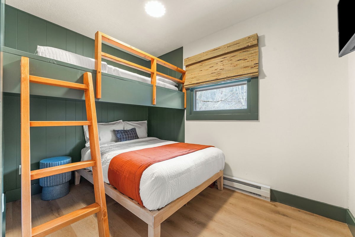 Deluxe Suite, Multiple Beds | Laptop workspace, WiFi (free)