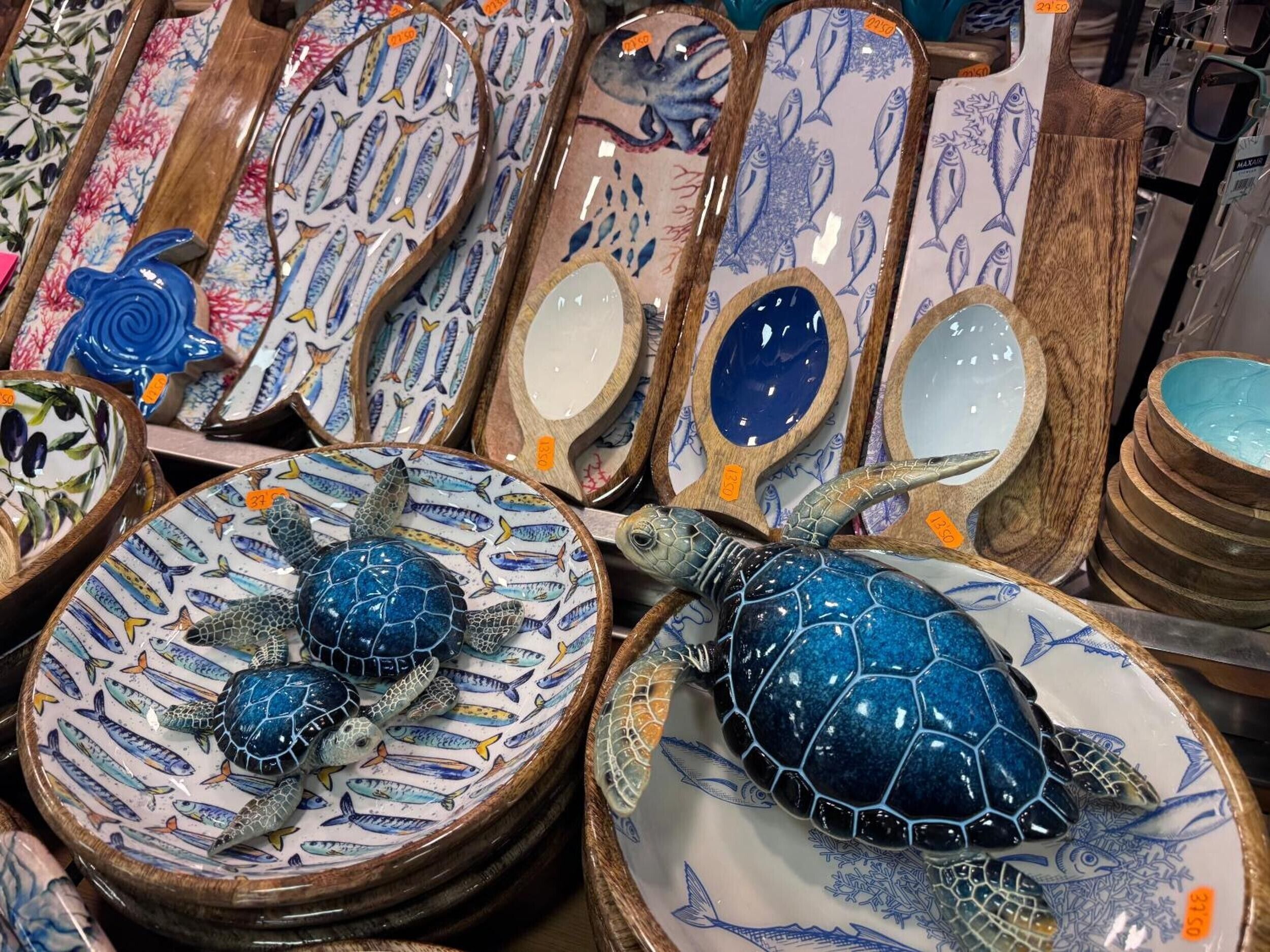 Piatti e ciotole di ceramica con decorazioni a tema marino.
