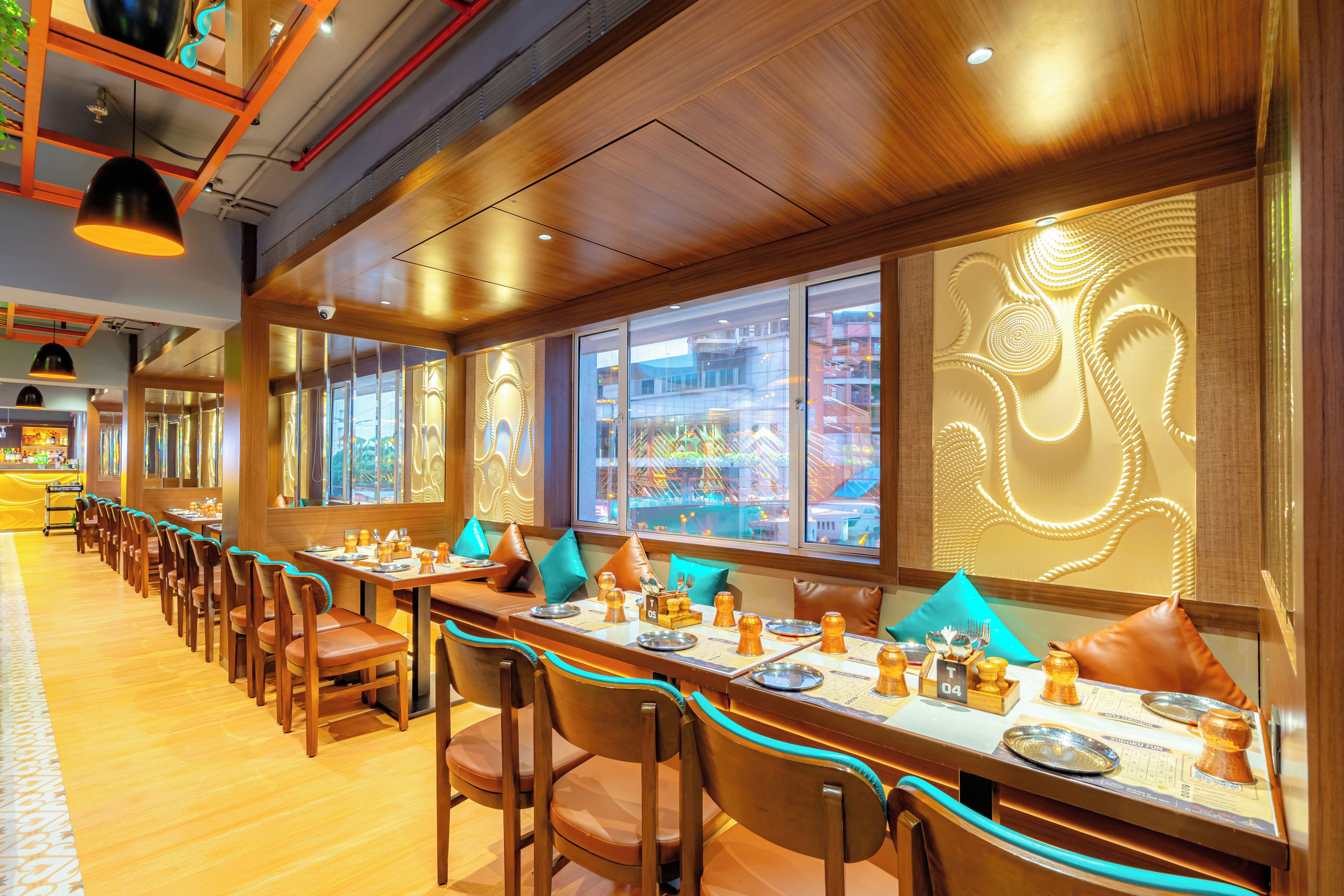 Un restaurante con interiores de madera, varias mesas y sillas.