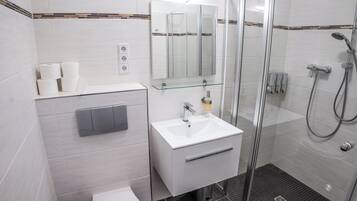 Doppelzimmer - Zimmer 4 | Badezimmer | Seife, Shampoo, Toilettenpapier
