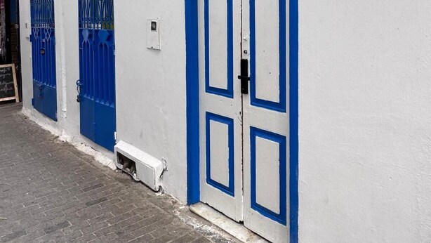 A white building with blue doors and a number 9 sign. - tangier medina apartments (Tanger)