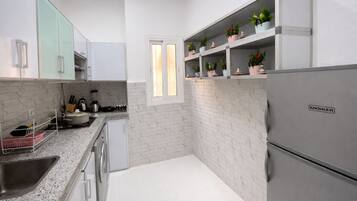 Departamento, balcón, vista a la ciudad | Cocina privada | Tetera eléctrica y tostadora