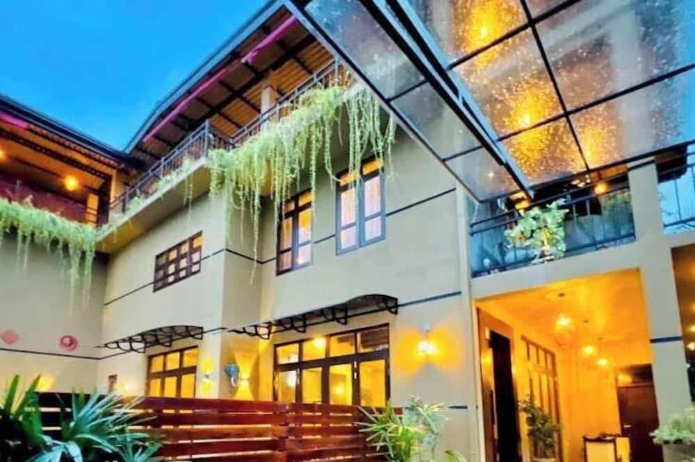 Edward's airport guest in Negombo located 2.1 mile from Colombo Bandaranaike International Airport