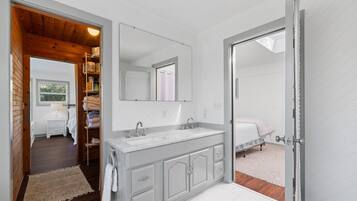 4 bedrooms, iron/ironing board, bed sheets
