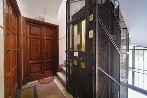 Eine hölzerne Doppeltür, ein schwarzes Metalldetaille und ein Fenster mit Blick.