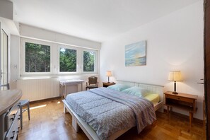 Een strijkplank/strijkijzer, wifi, beddengoed