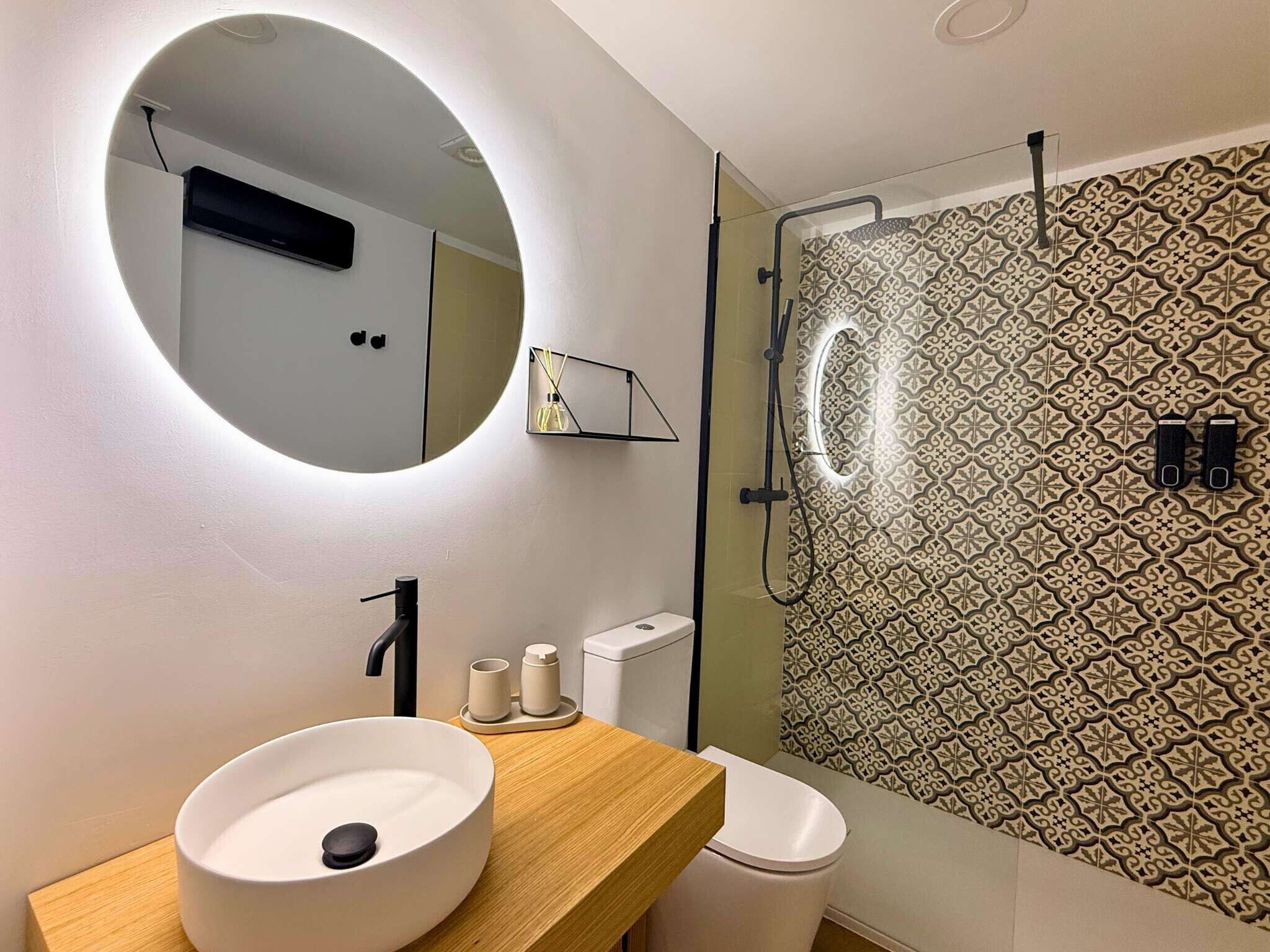 Een douche, een haardroger, handdoeken