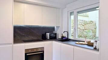 Fridge, microwave, oven, coffee/tea maker