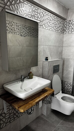 Shower, hair dryer, towels, soap - Şenol Pansiyon (bozcaada)