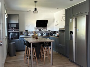 Coffee/tea maker, fridge, microwave, oven - House with private pool and large garden (Nieul-sur-Mer)