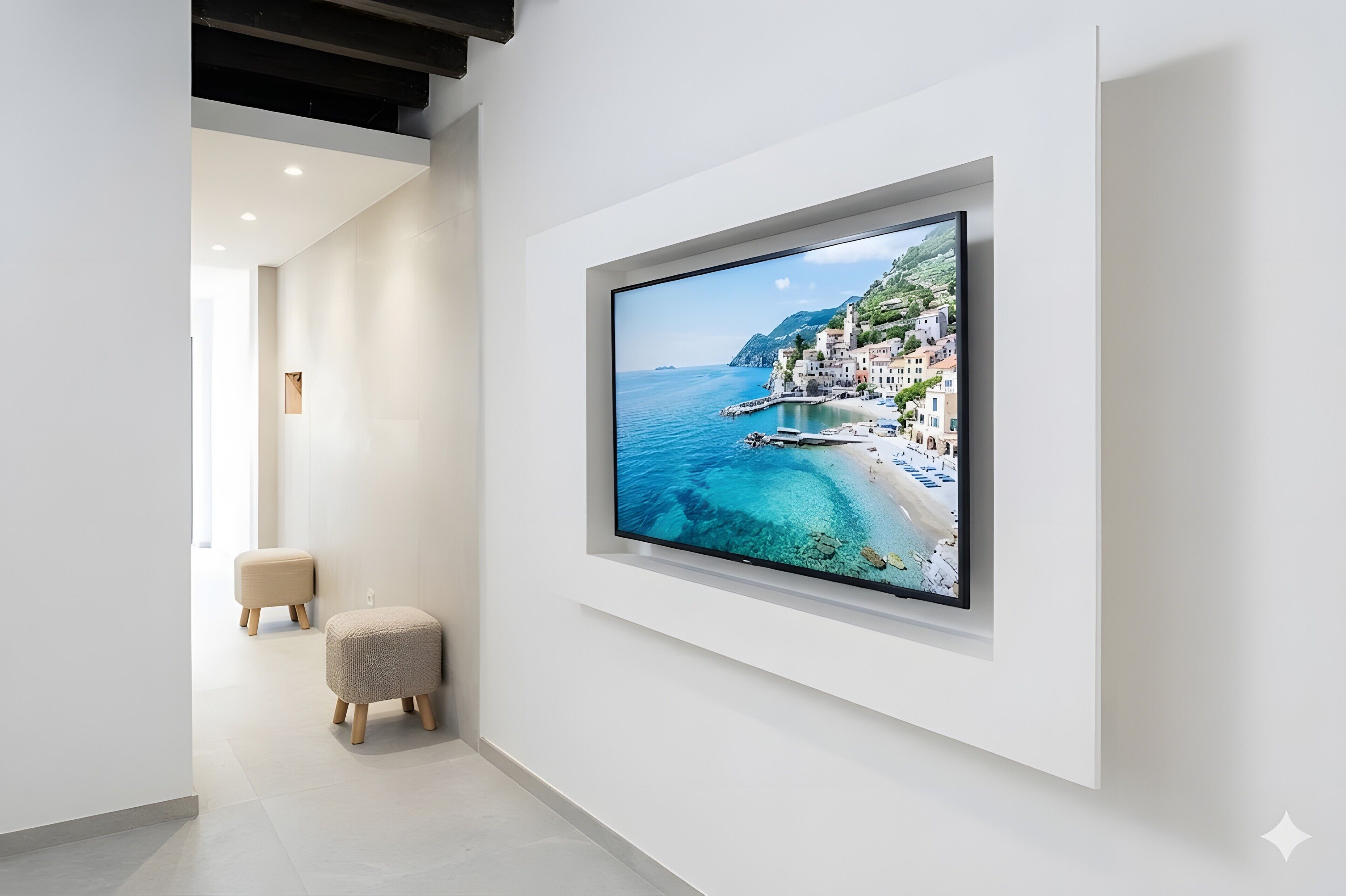 Un intérieur moderne avec un grand téléviseur à écran plat fixé sur un mur blanc, un design minimaliste et un espace épuré et bien organisé.