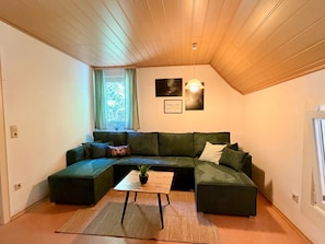 TV - Holiday Home 'Hirschglück' with Private Terrace and Garden (Alpirsbach)