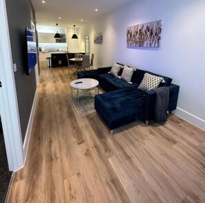 Smart TV - 1BR Penthouse with Balcony - City Centre near Cliffs Pavillion (Southend-on-Sea)