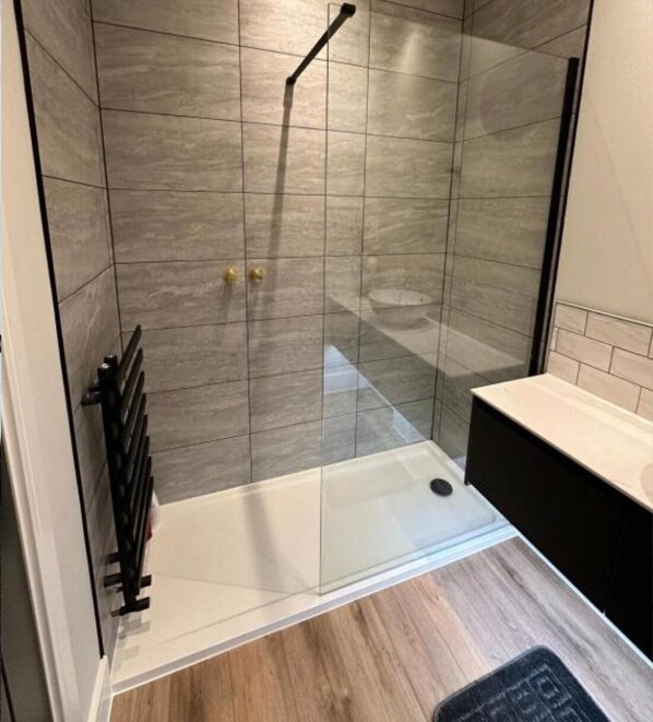 Shower, hair dryer, towels, shampoo - 1BR Penthouse with Balcony - City Centre near Cliffs Pavillion (Southend-on-Sea)