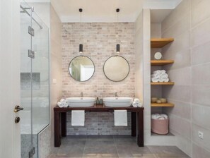 Douche, sèche-cheveux, serviettes fournies, savon