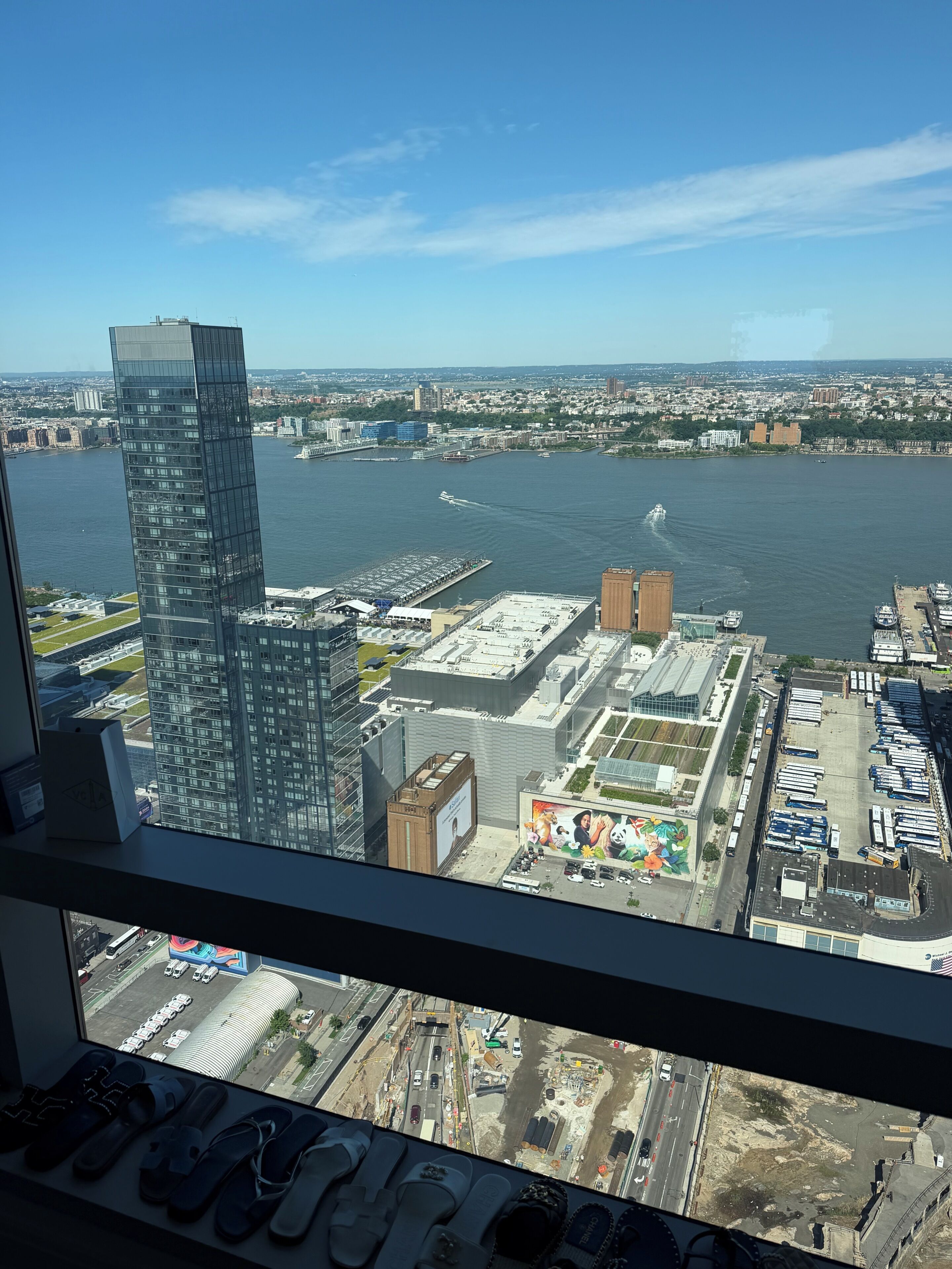 Un immeuble de grande hauteur offrant une vue sur une rivière et le paysage urbain.