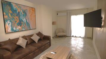 Suite, 1 Bedroom | Living area