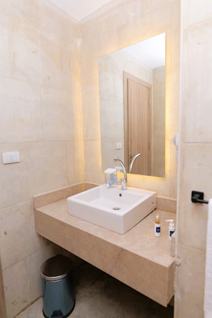 Máy sấy tóc, khăn tắm, xà phòng, dầu gội 