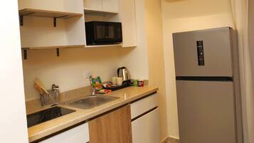 Microwave, stovetop, cookware/dishes/utensils