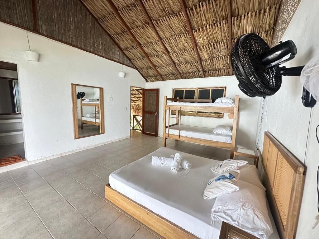 Quarto quádruplo, sacada, vista para o mar | Wi-Fi de cortesia