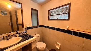 Bungalow, balcón, vistas al jardín | Baño