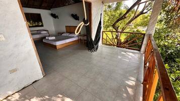 Chambre triple Deluxe, balcon, vue sur la mer | Accès au Wi-Fi (inclus)