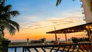 2 outdoor pools