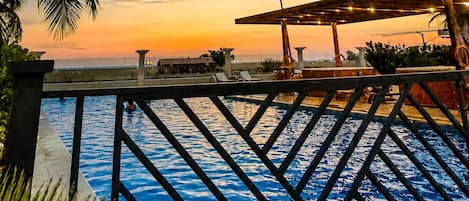 2 outdoor pools