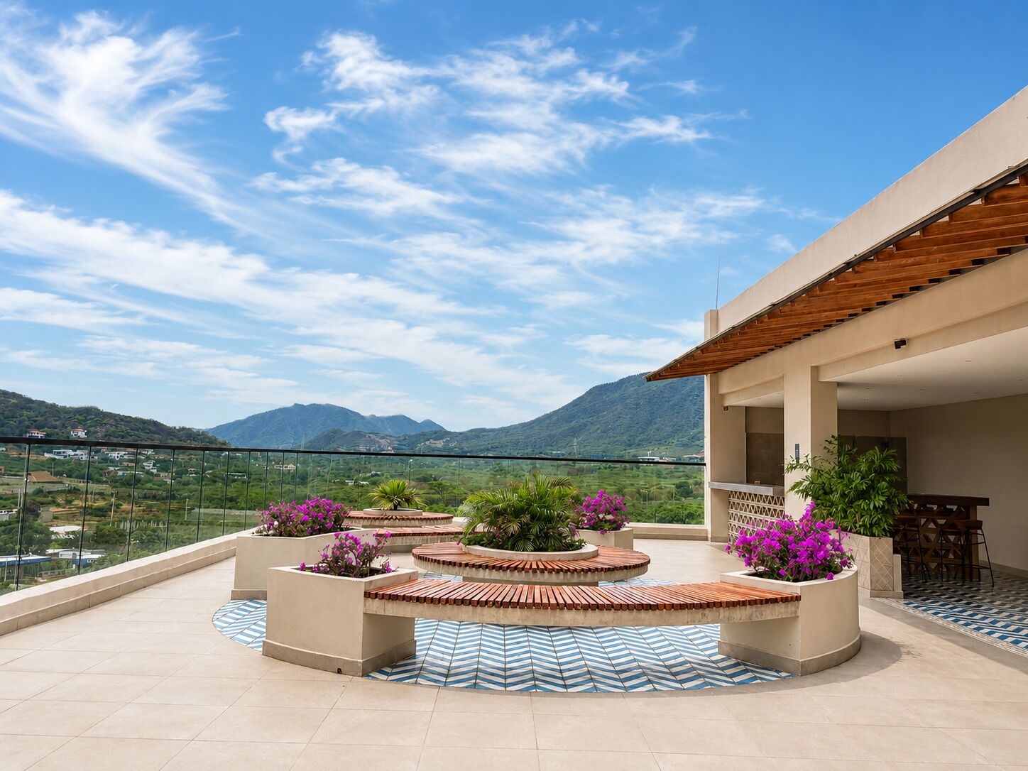 Una terraza en la azotea con vistas a montañas, una pérgola de madera y plantas en macetas.