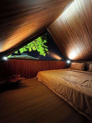 Desk, laptop workspace, blackout drapes, soundproofing - Gac homestay (Hue)