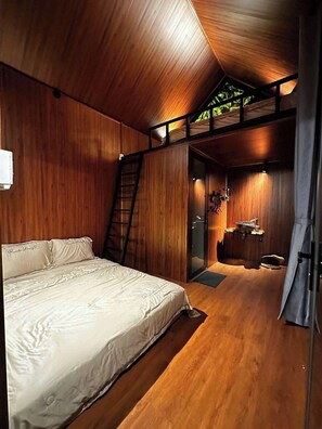 Desk, laptop workspace, blackout drapes, soundproofing - Gac homestay (Hue)