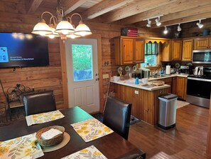 Dining - Cozy 2-bedroom mountain cabin near Nashville (Altamnont)