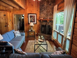 Living area - Cozy 2-bedroom mountain cabin near Nashville (Altamnont)