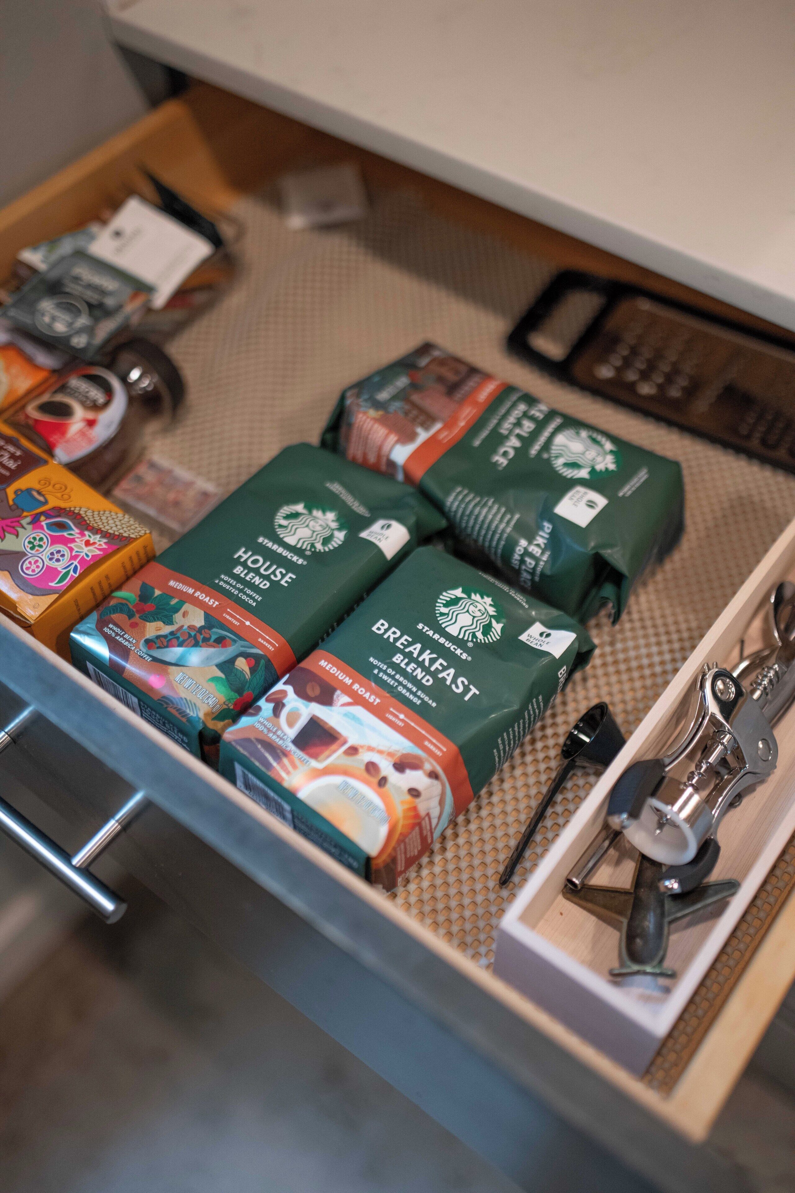 Un cajón con varios productos Starbucks, como café y bolsitas de té.